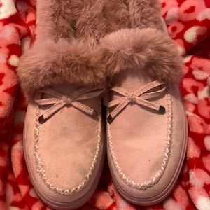 Cute fuzzy shoes size 9